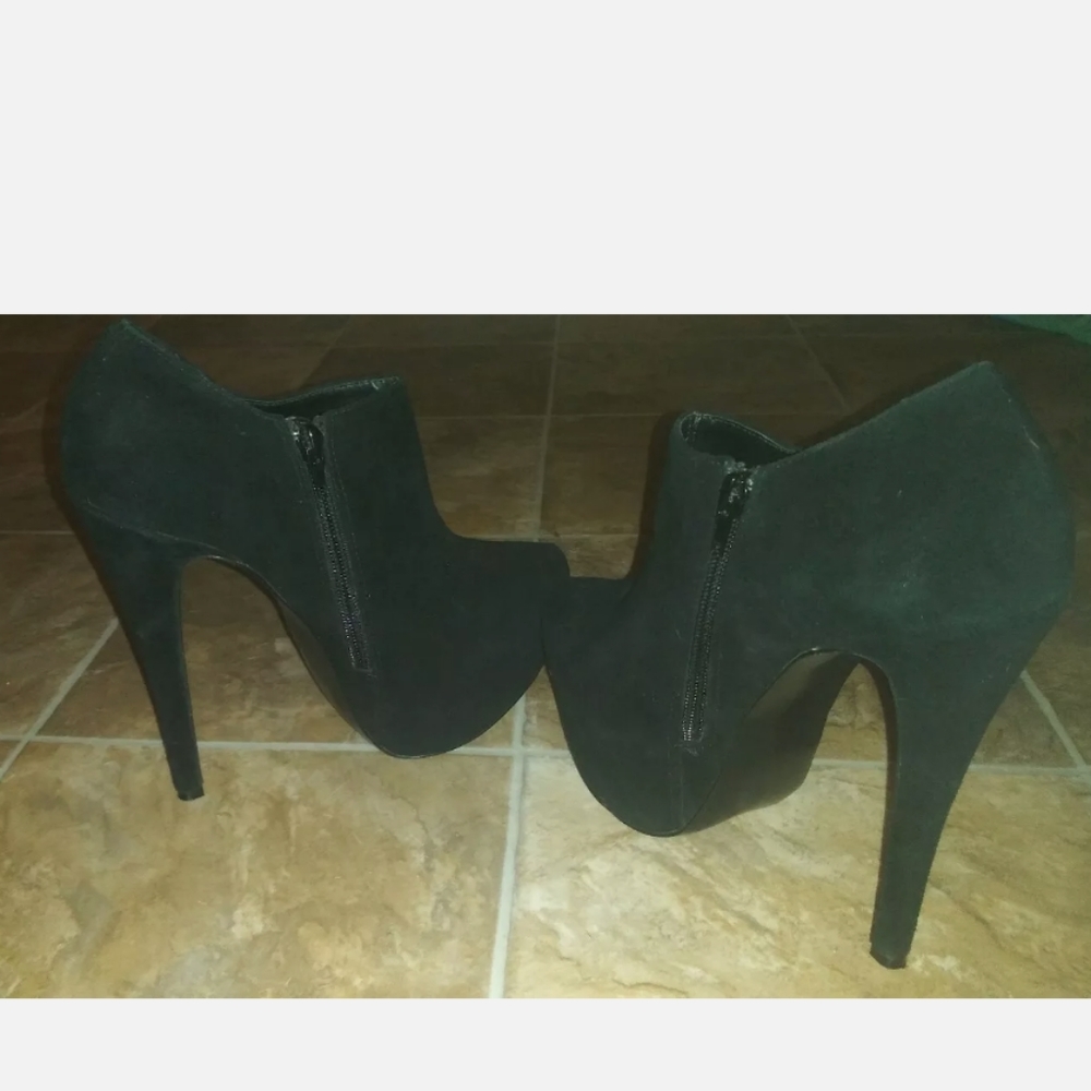 Sold via EBAY Steve Madden Vippper Boots 💜